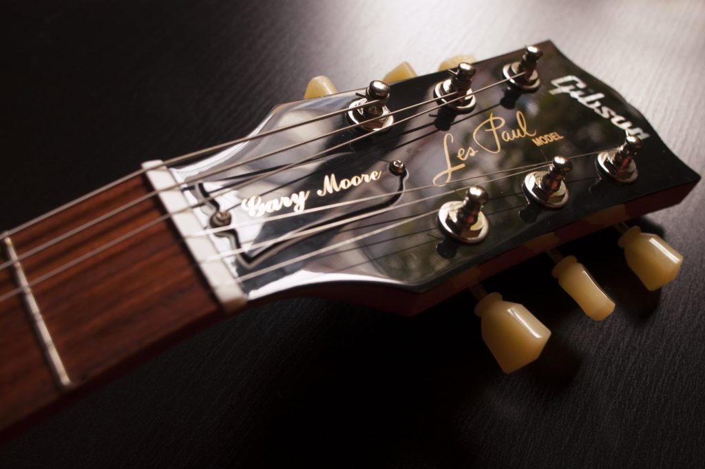 Bass guitar tuner online using a microphone